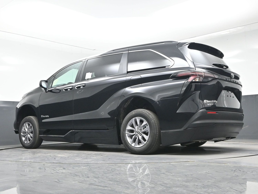 Black Toyota Sienna image number 17