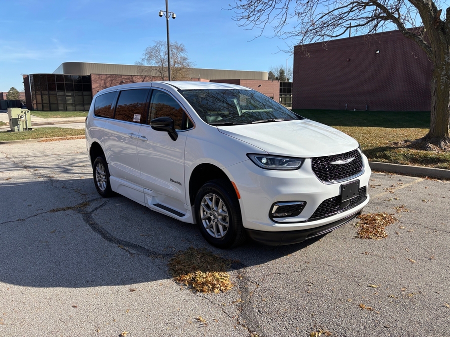 Used 2024 Chrysler Pacifica Touring L - BraunAbility Side Entry Entry Fold Out Automatic Ramp