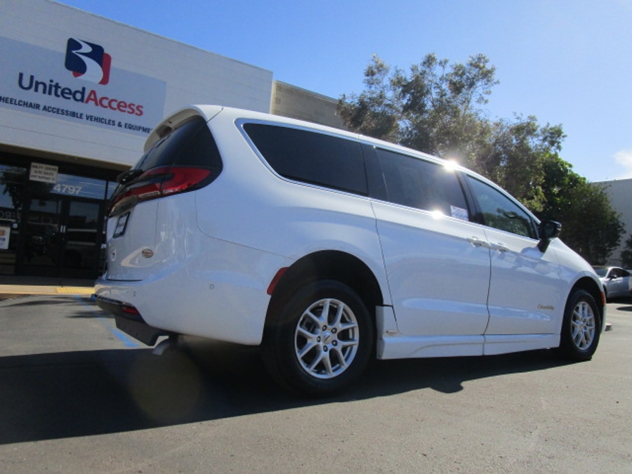 New 2025 Chrysler Pacifica Select Safety - BraunAbility Side Entry Entry Fold Out Automatic Ramp