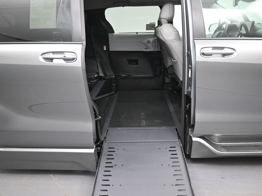 Grey Toyota Sienna image number 14