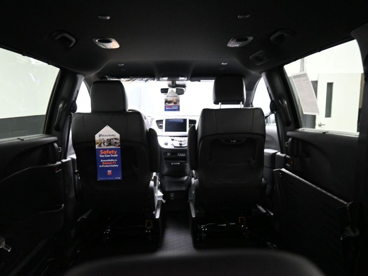 Black Chrysler Pacifica image number 14