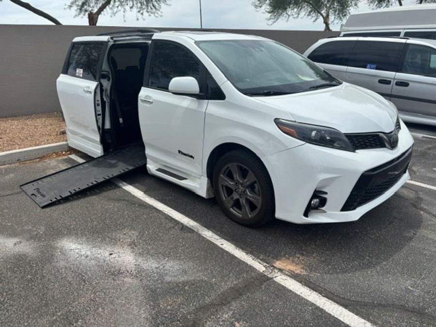 Used 2020 Toyota Sienna SE - BraunAbility Side Entry In Floor Automatic Ramp