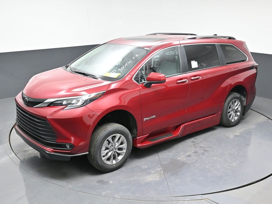 Red Toyota Sienna image number 20