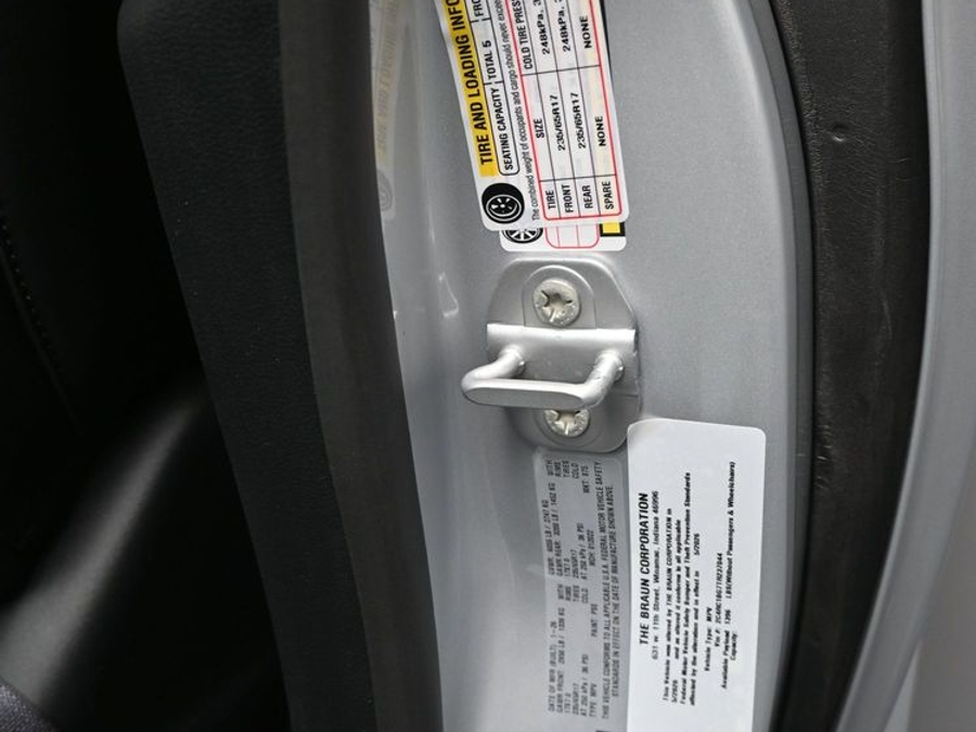 Silver Chrysler Pacifica image number 13