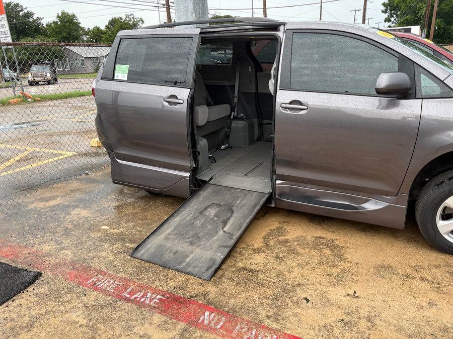 Grey Toyota Sienna image number 4