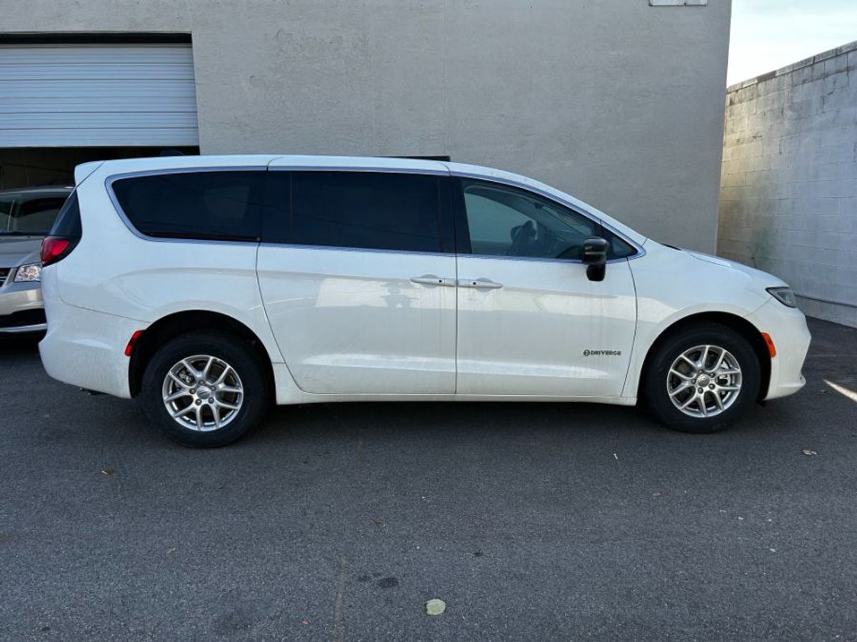 2024 CHRYSLER PACIFICA - Image 4