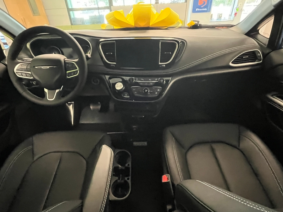 2027 Chrysler Pacifica Select - Photo 11