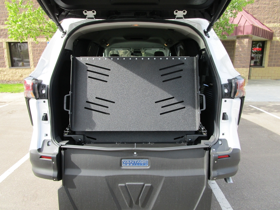 White Toyota Sienna image number 6