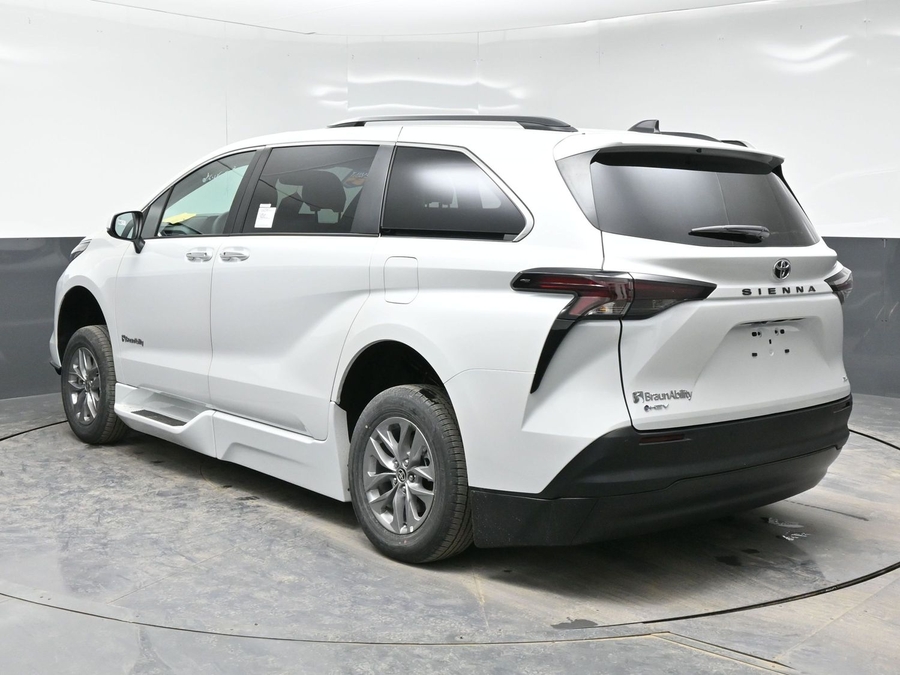 New 2026 Toyota Sienna Hybrid XLE Base - BraunAbility Side Entry Entry Fold Out Automatic Ramp