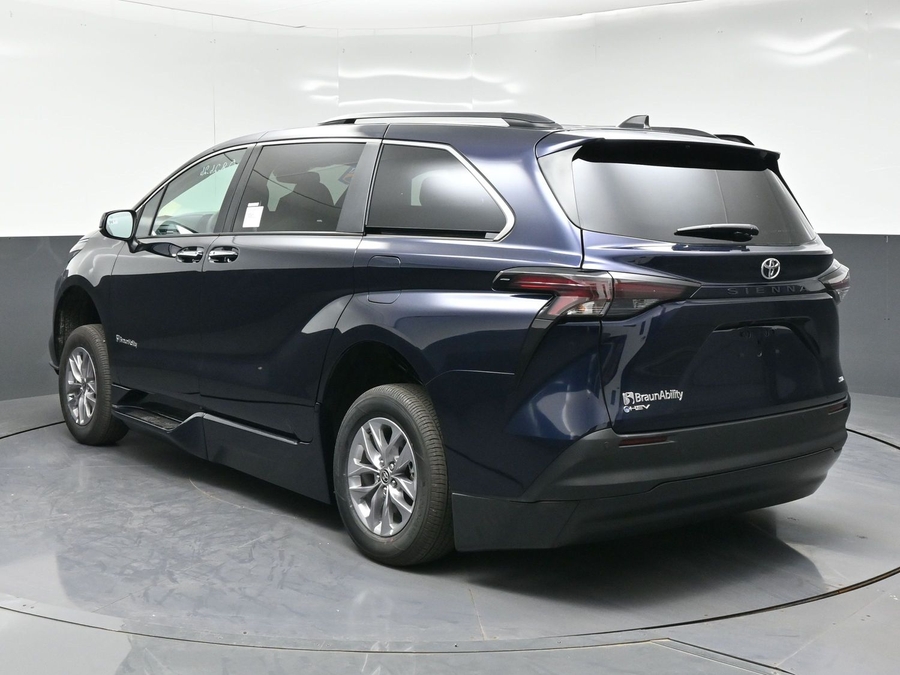 New 2026 Toyota Sienna Hybrid XLE Base - BraunAbility Side Entry In Floor Automatic Ramp