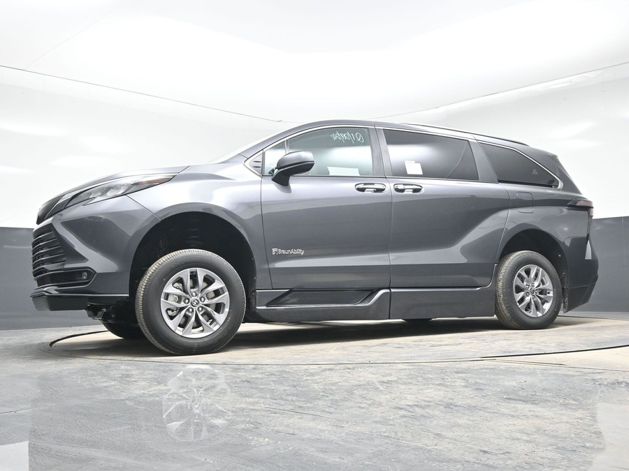 Grey Toyota Sienna image number 19