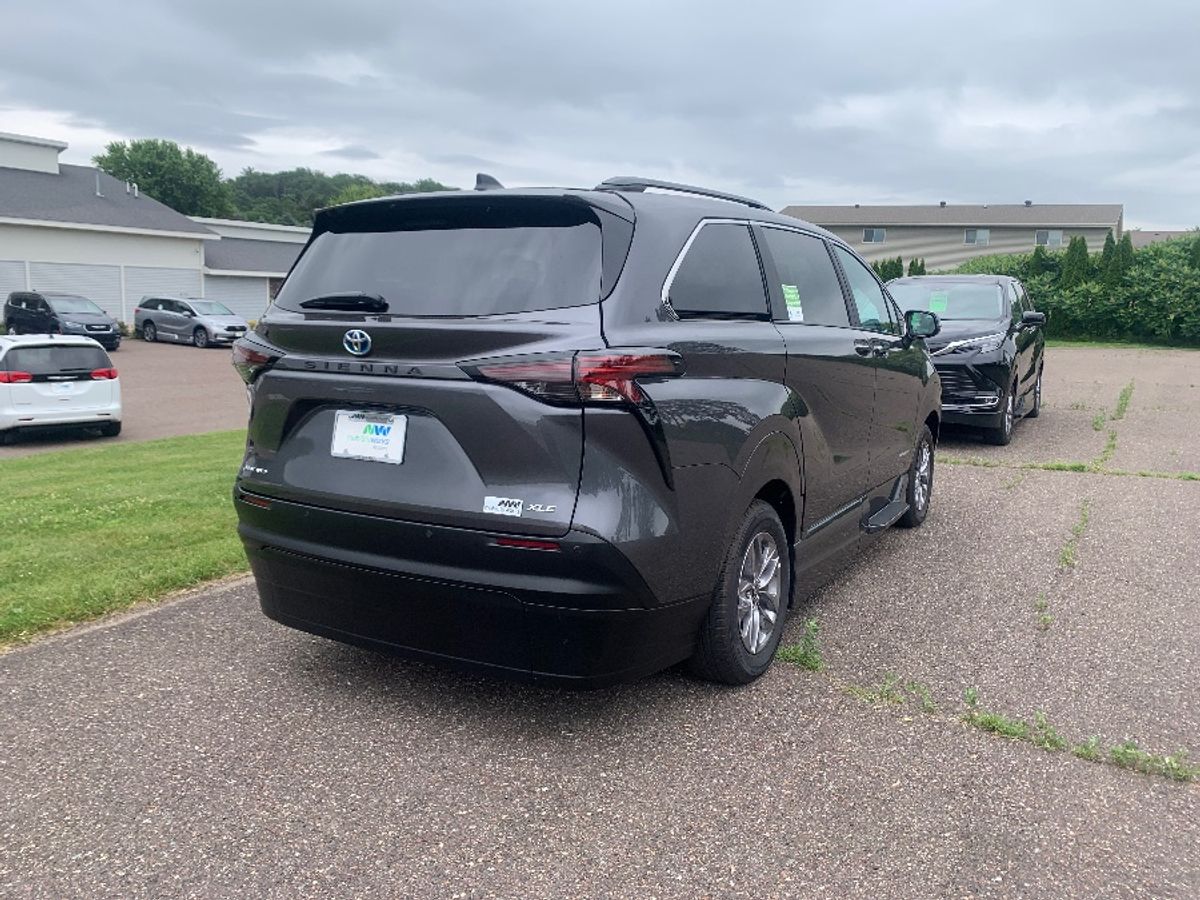 Metallic Gray Toyota Sienna image number 5