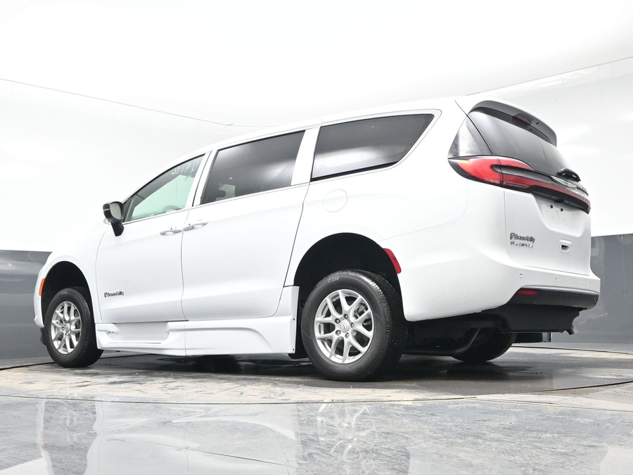 White Chrysler Pacifica image number 17