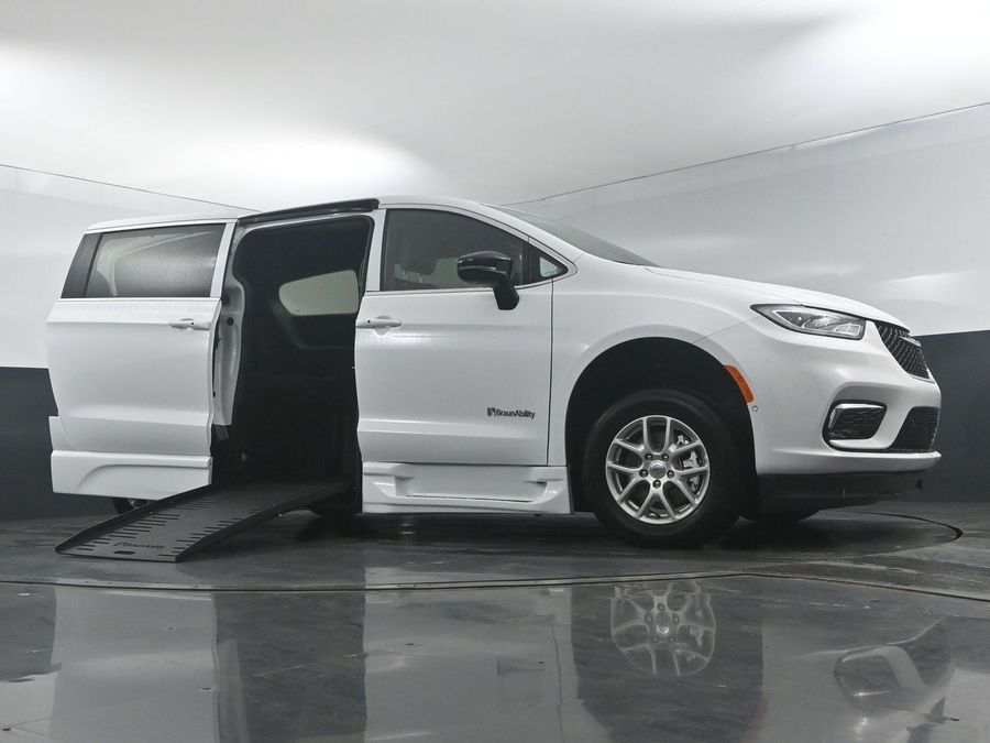 New 2025 Chrysler Pacifica Select Safety - BraunAbility Side Entry Entry Fold Out Automatic Ramp