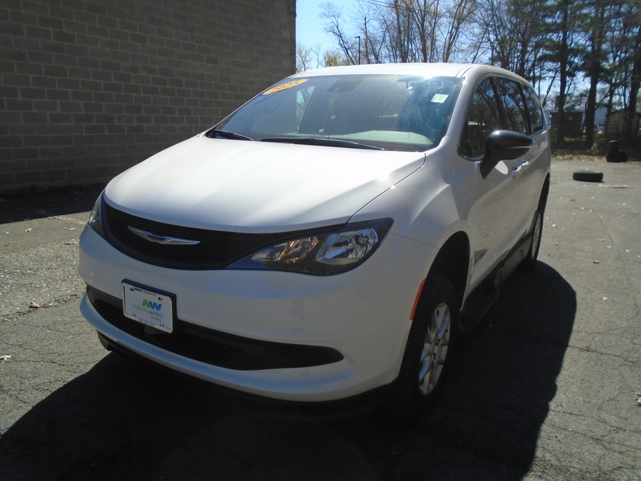 White Chrysler Voyager image number 14