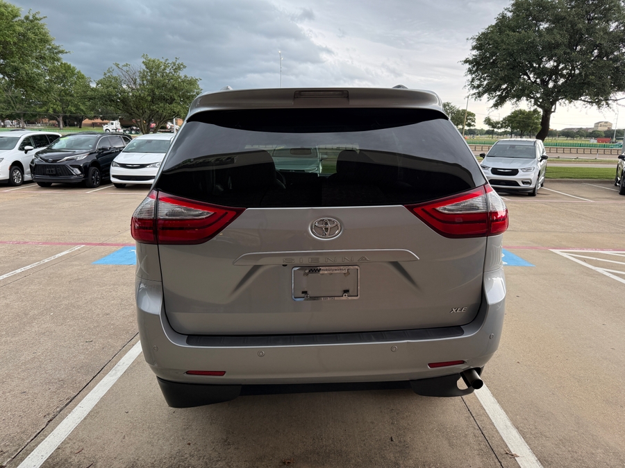 2017 Toyota Sienna XLE - Photo 17