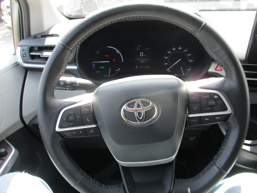 White Toyota Sienna image number 12