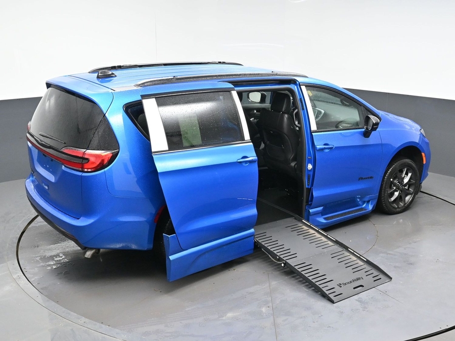New 2026 Chrysler Pacifica Select Sport - BraunAbility Side Entry Entry Fold Out Automatic Ramp