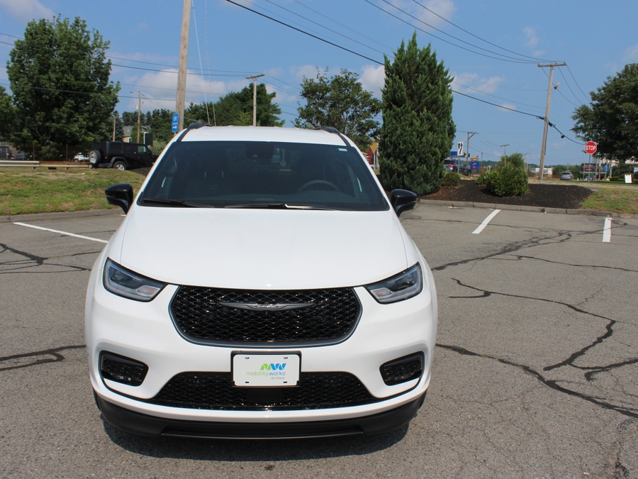 White Chrysler Pacifica image number 3