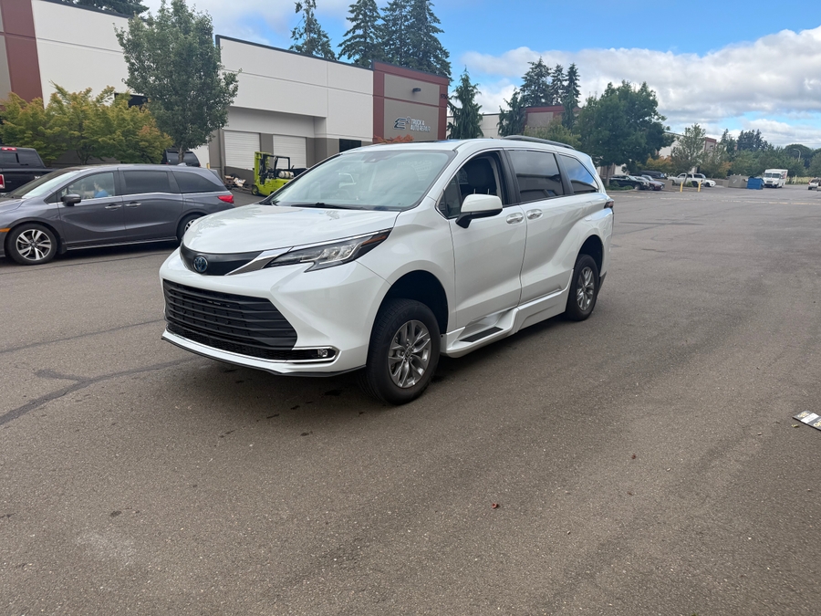 White Toyota Sienna image number 1