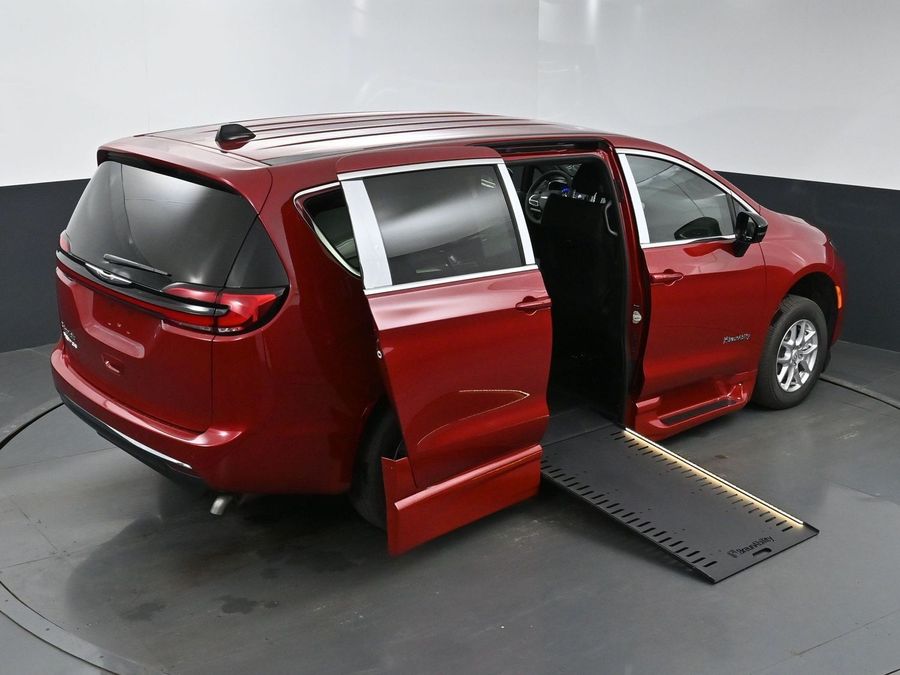 New 2025 Chrysler Pacifica Select - BraunAbility Side Entry Entry In Floor Automatic Ramp