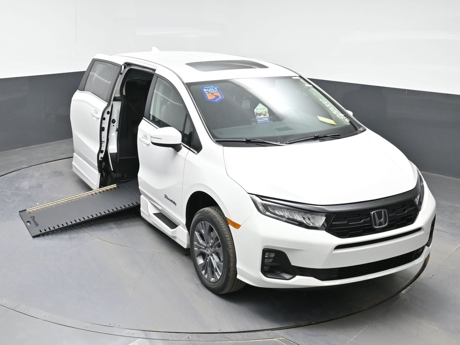 White Honda Odyssey image number 22