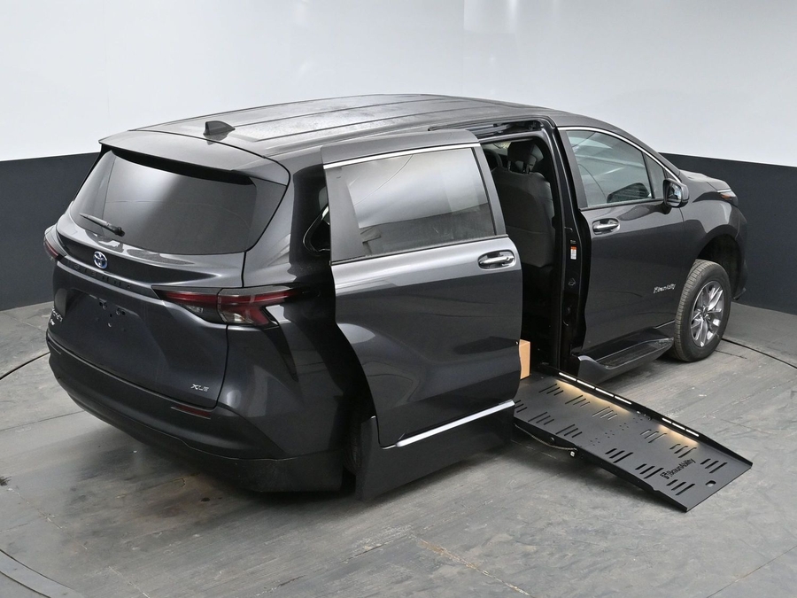 New 2025 Toyota Sienna Hybrid XLE Base - BraunAbility Side Entry Entry Fold Out Automatic Ramp