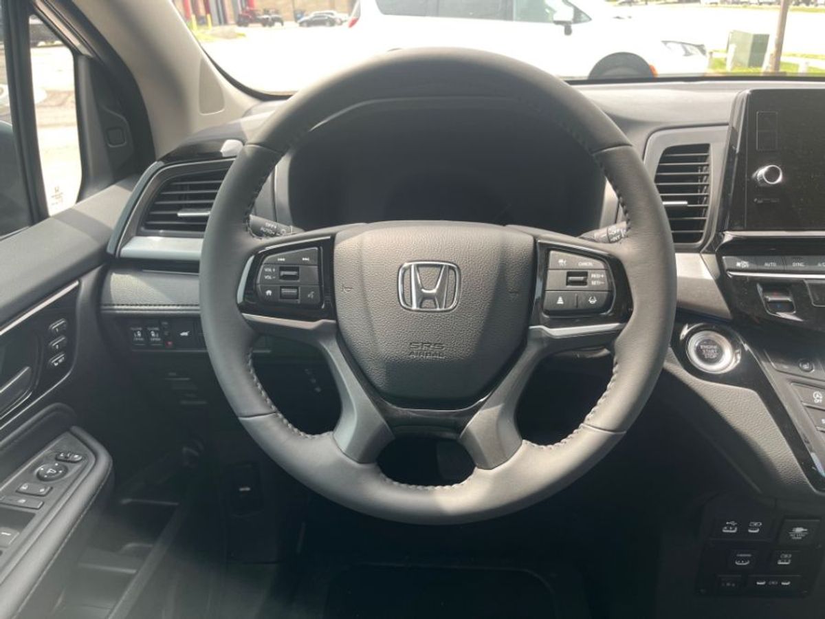 White Honda Odyssey image number 13