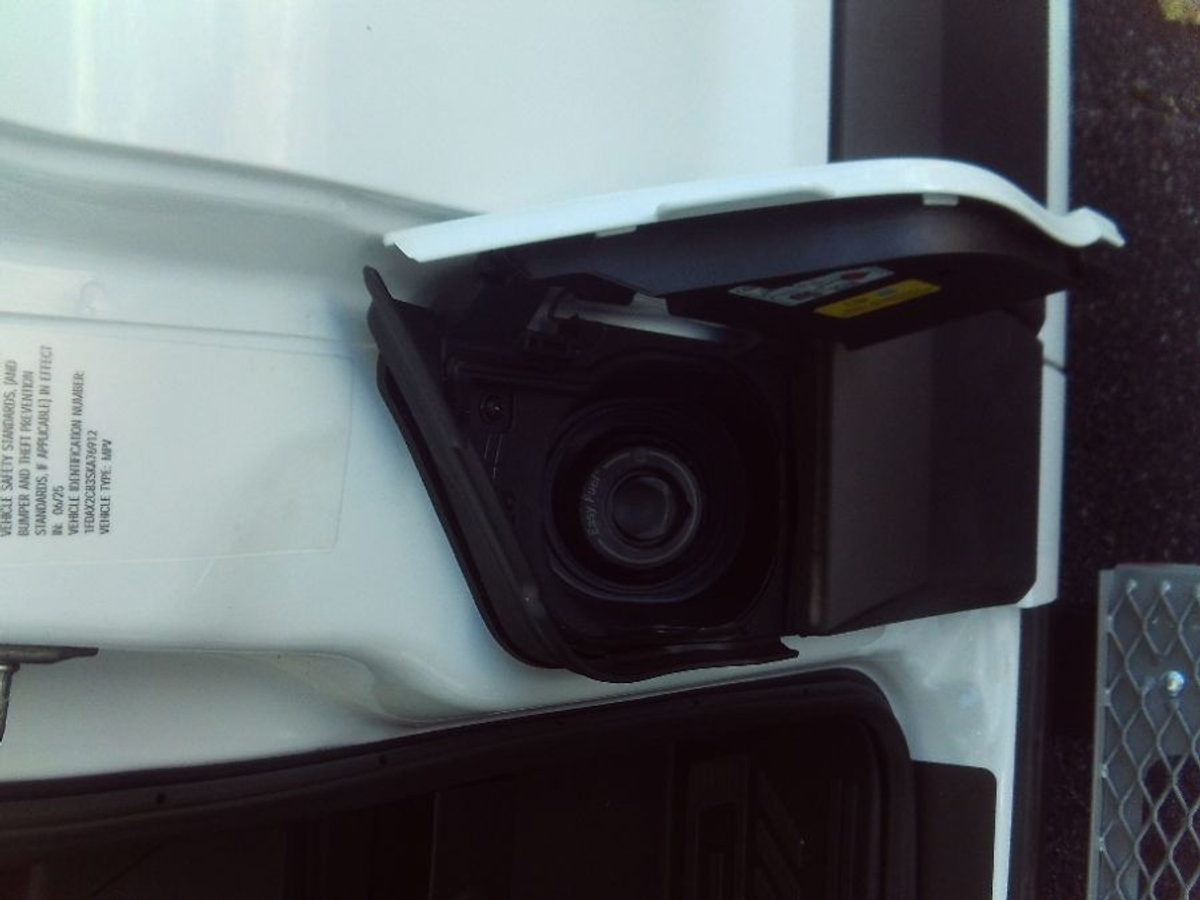 White Ford T350 image number 3