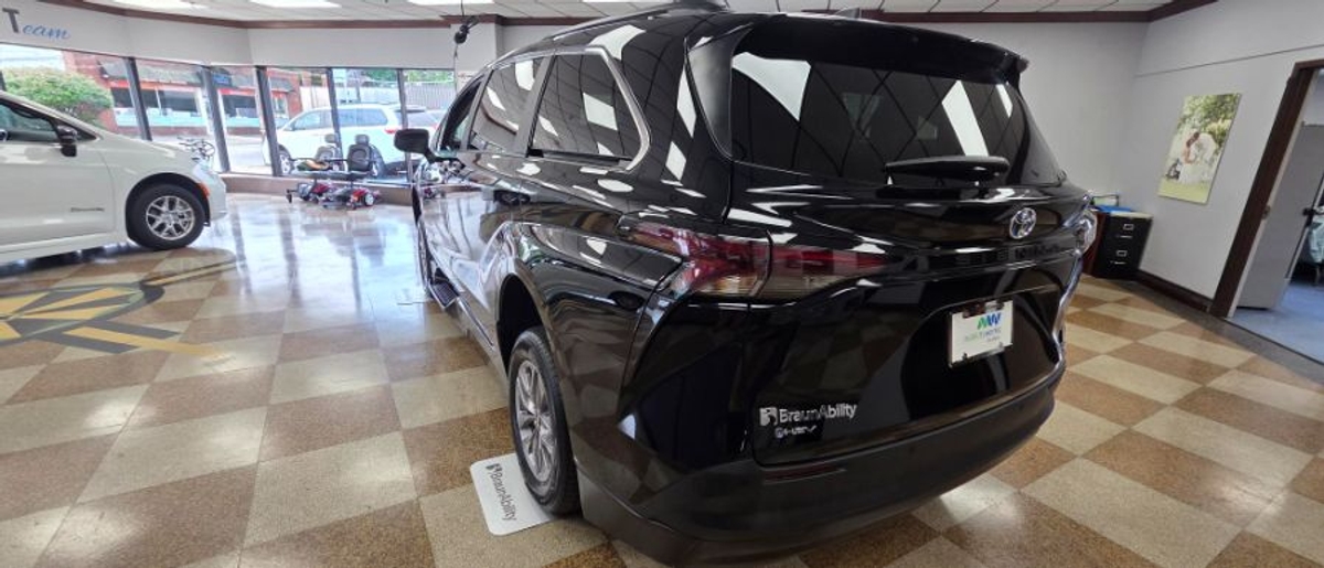 2025 TOYOTA SIENNA - Image 6