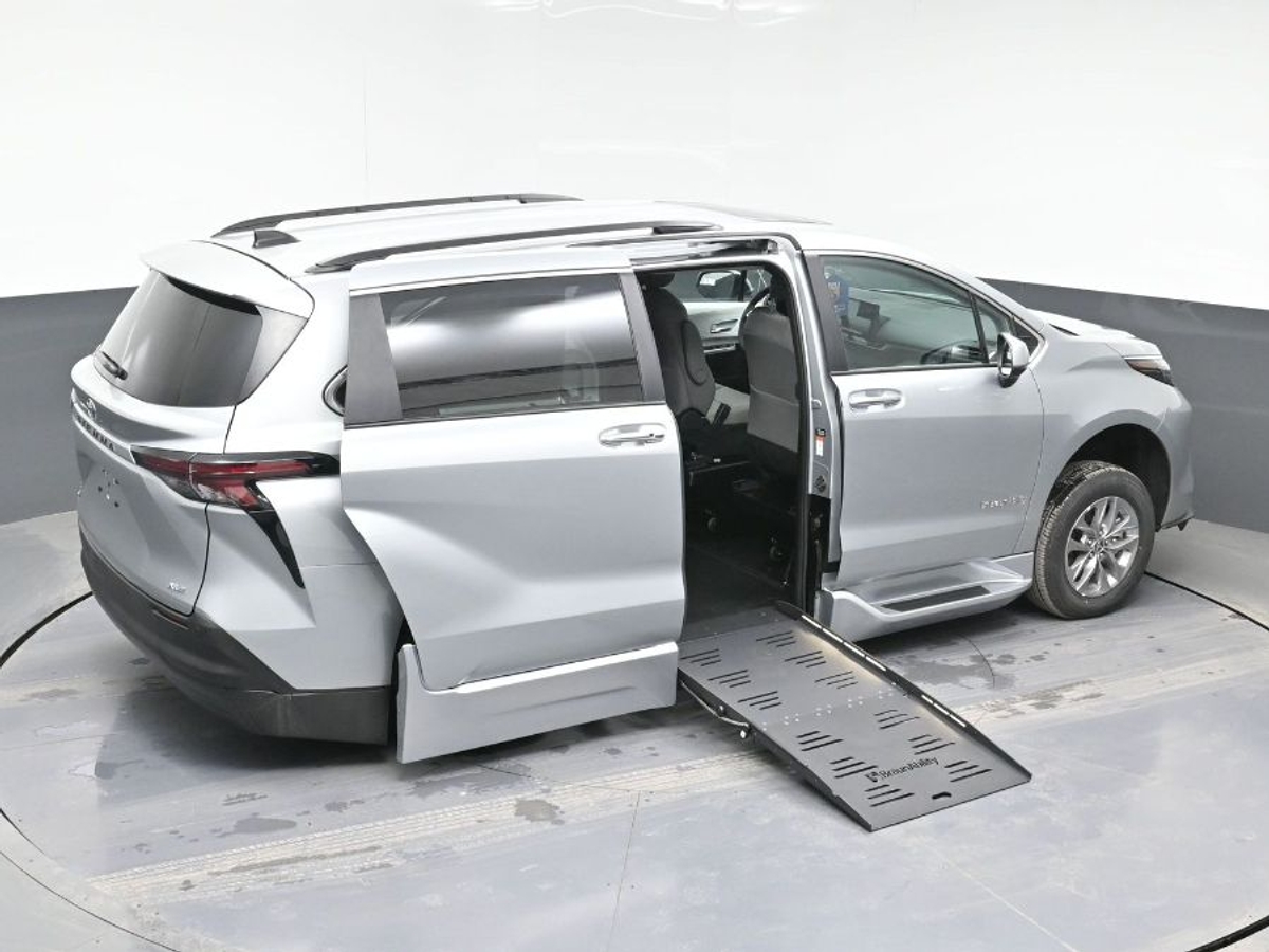 2025 TOYOTA SIENNA - Image 26