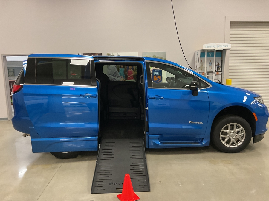 Blue Chrysler Pacifica image number 2
