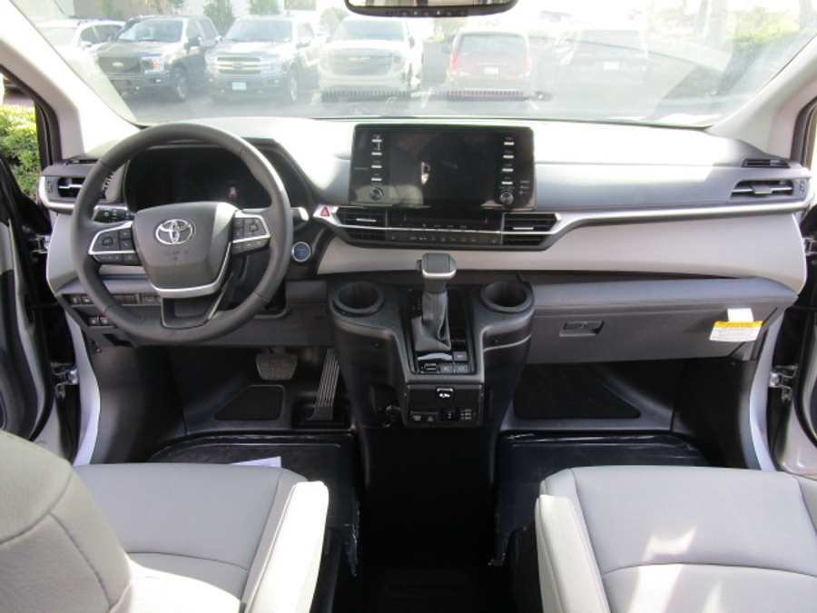 New 2025 Toyota Sienna Hybrid XLE Plus - BraunAbility Side Entry Entry Fold Out Automatic Ramp