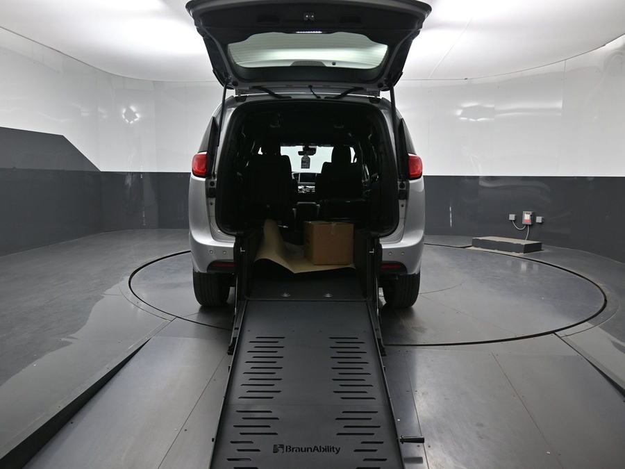 Silver Chrysler Voyager image number 9
