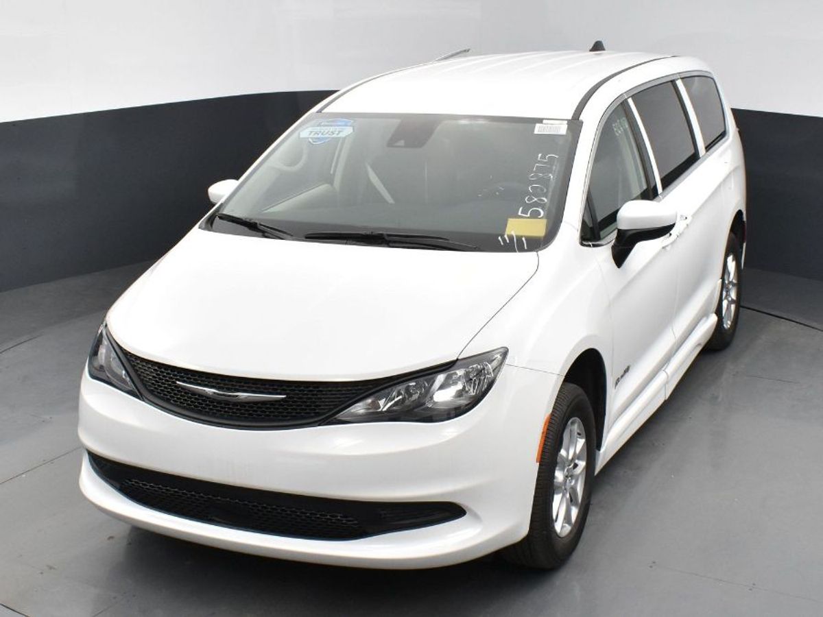 White Chrysler Voyager image number 14