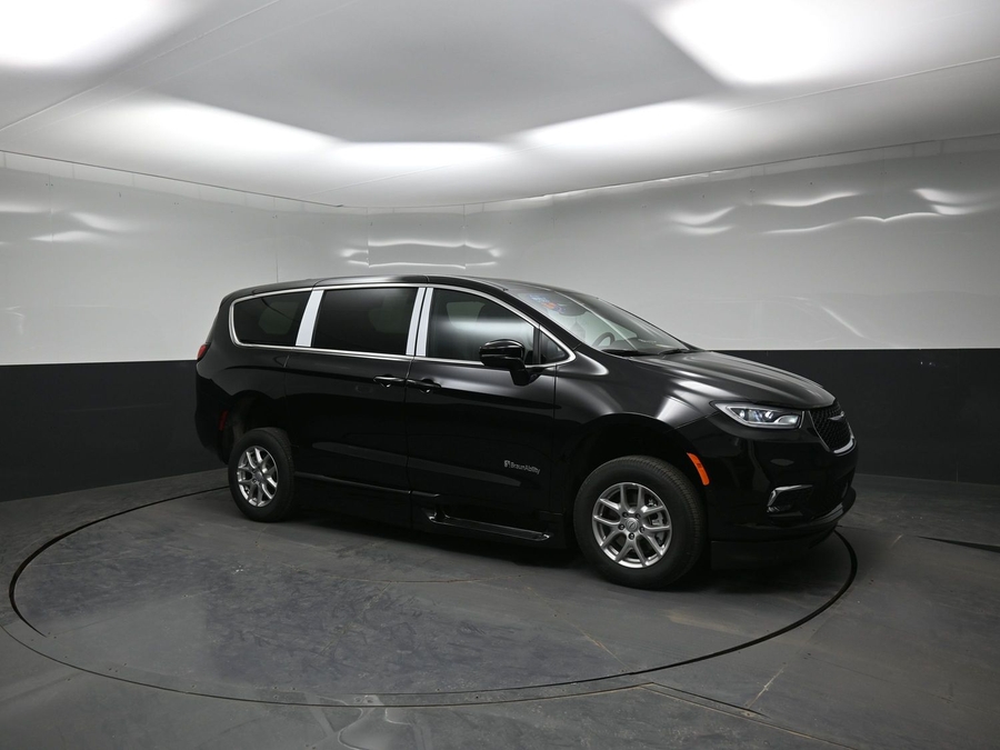 New 2026 Chrysler Pacifica Select Plus - BraunAbility Side Entry Entry In Floor Automatic Ramp