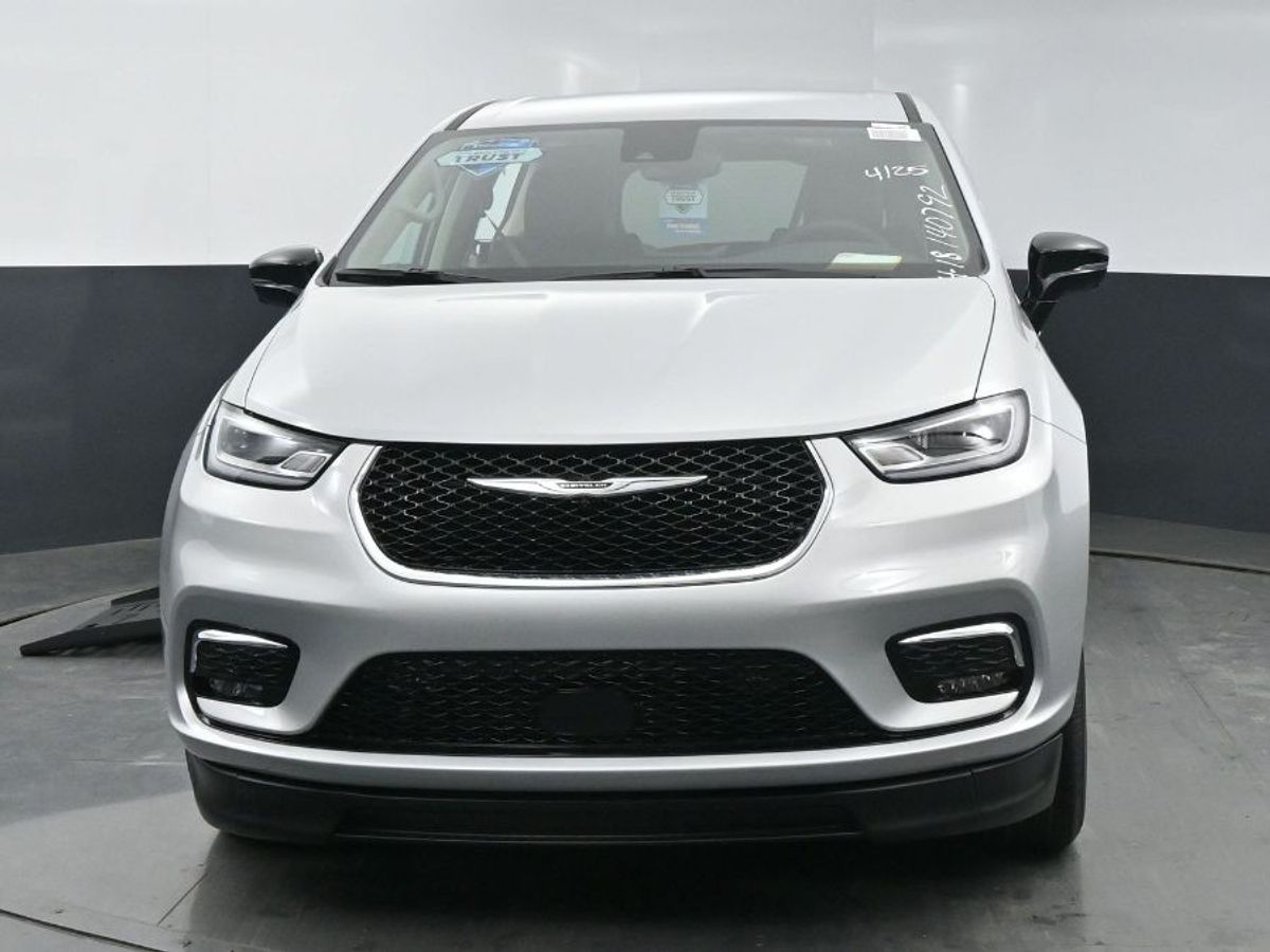 Silver Chrysler Pacifica image number 19