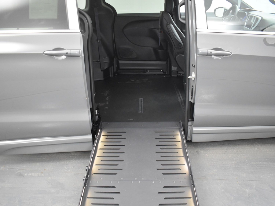 New 2025 Chrysler Pacifica Select Safety - BraunAbility Side Entry Entry Fold Out Automatic Ramp