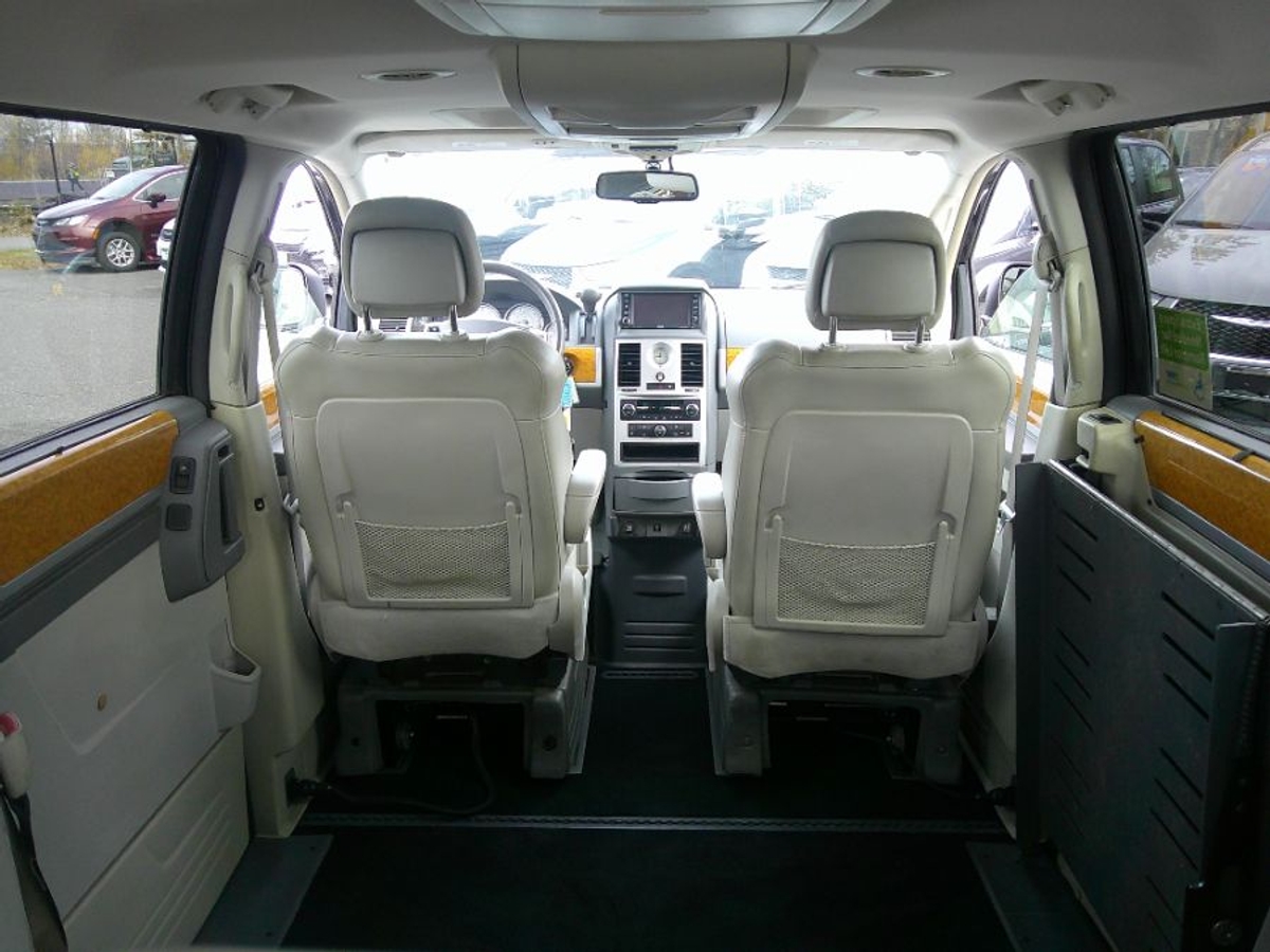 Black Chrysler Town and Country image number 3