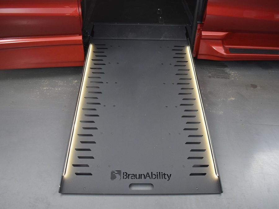 New 2025 Chrysler Pacifica Select - BraunAbility Side Entry Entry In Floor Automatic Ramp