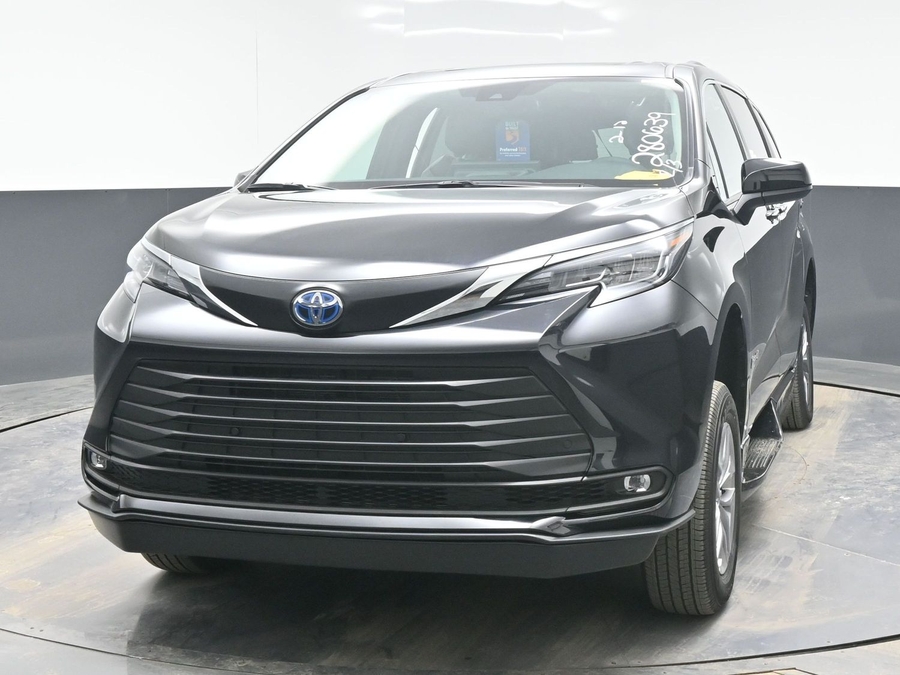 Black Toyota Sienna image number 1