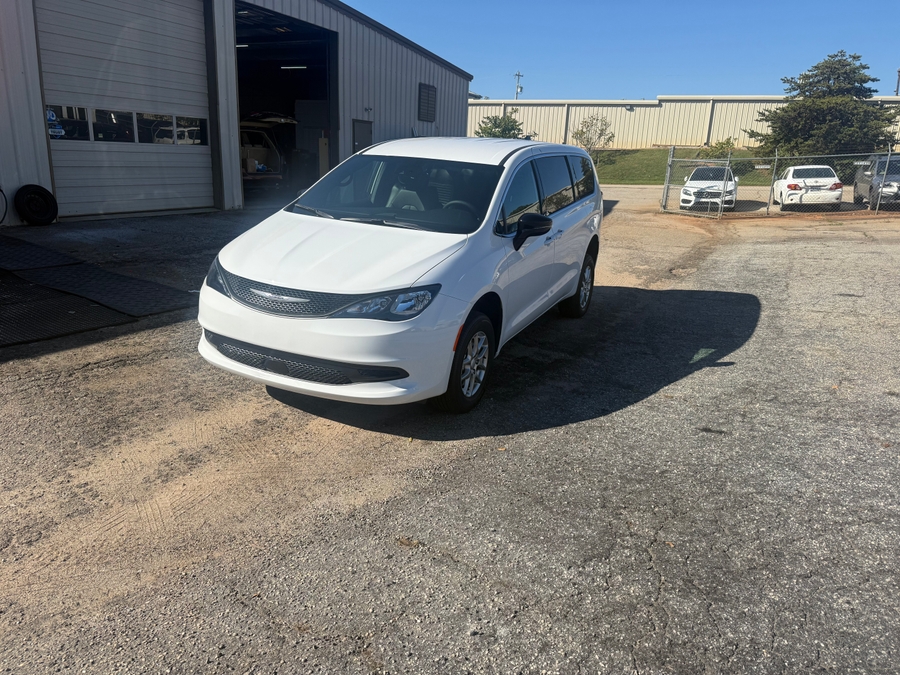 White Chrysler Pacifica image number 5