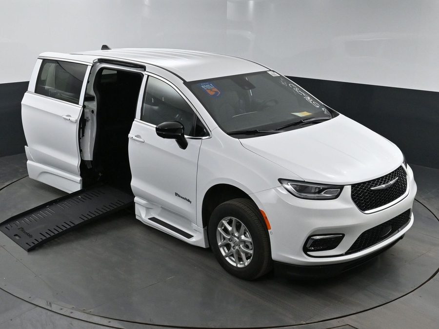 New 2025 Chrysler Pacifica Select Safety - BraunAbility Side Entry Entry Fold Out Automatic Ramp