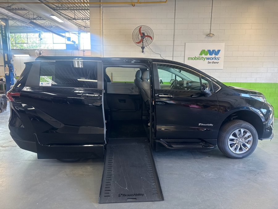 Black Toyota Sienna image number 7