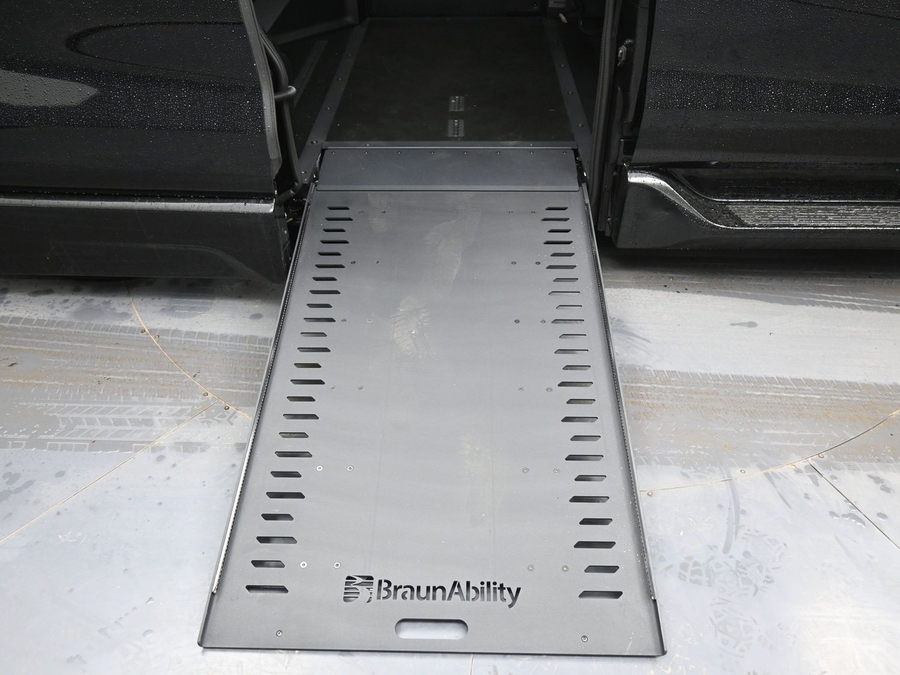 Midnight Black Metallic Toyota Sienna image number 8