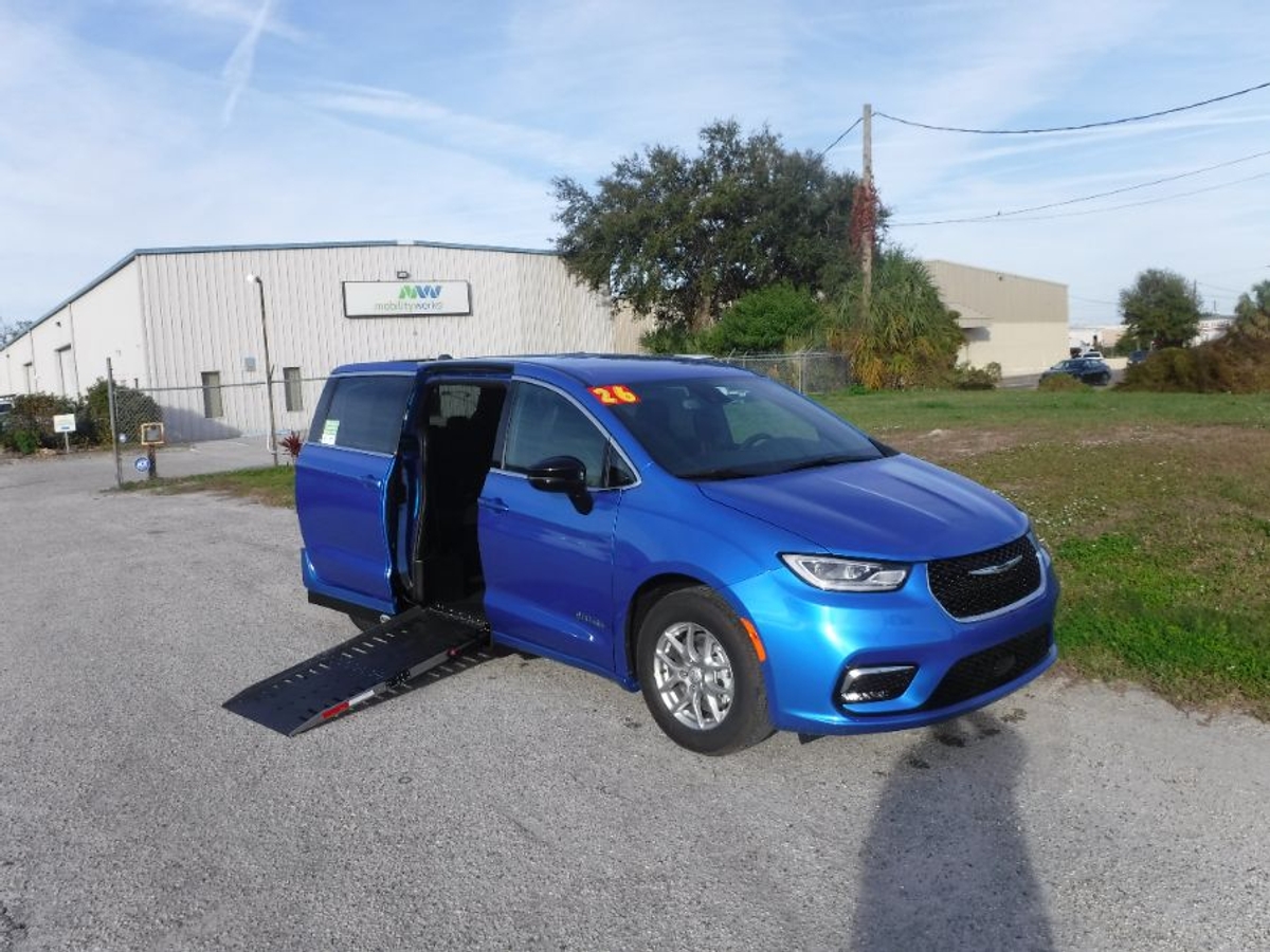 Blue Chrysler Pacifica image number 2