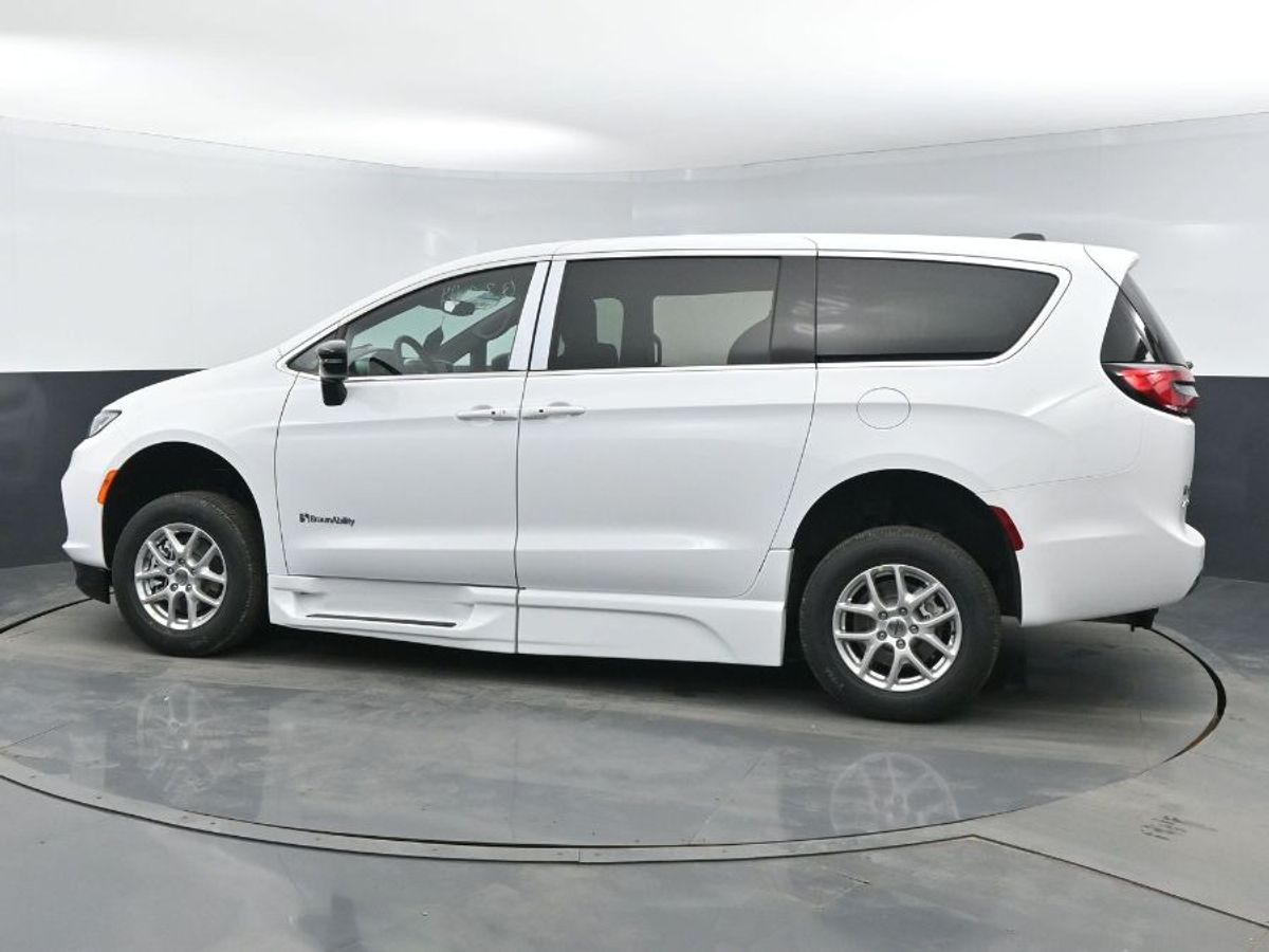 2024 Chrysler Pacifica Touring - Photo 22