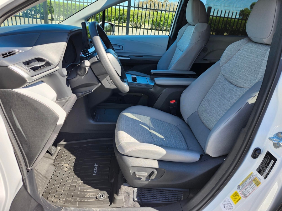 New 2026 Toyota Sienna Hybrid LE - Vantage Mobility Commercial Rear Entry Fold Out Manual Ramp