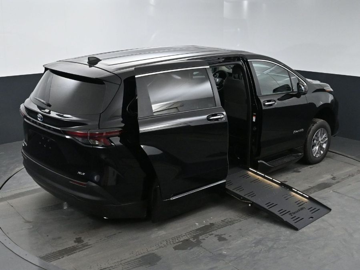 2025 TOYOTA SIENNA - Image 26