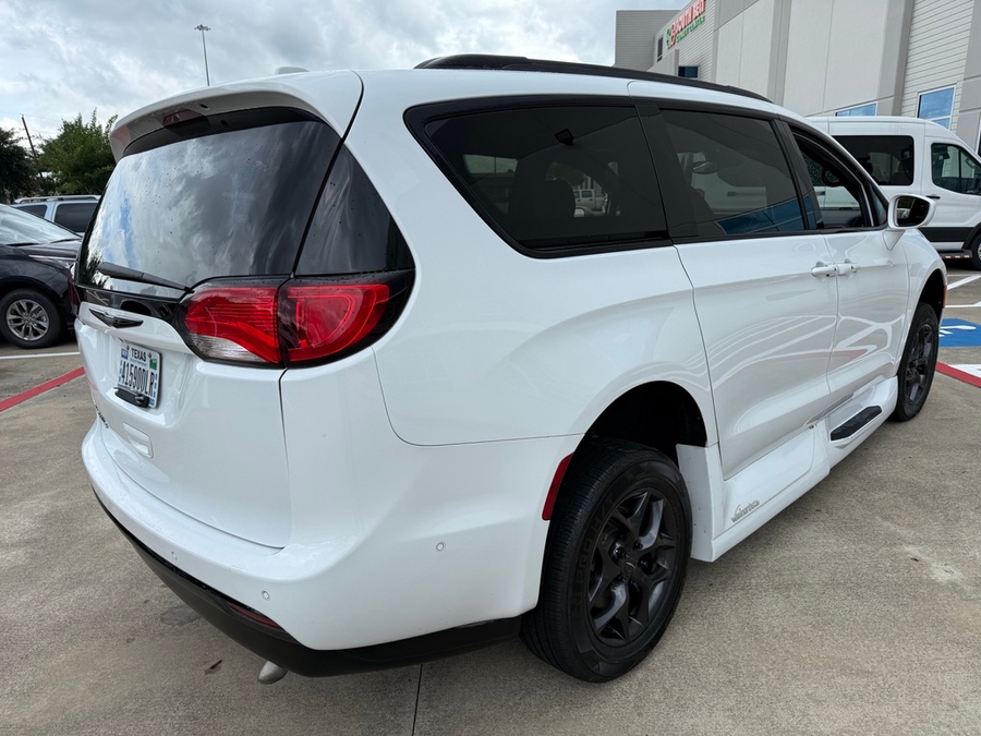 White Chrysler Pacifica image number 2